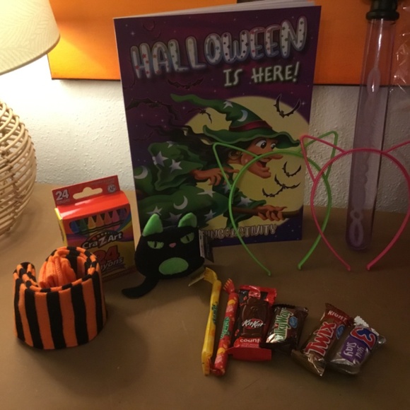 New 8 Piece Halloween Bucket for a Girl 6+ years old - Picture 3 of 4